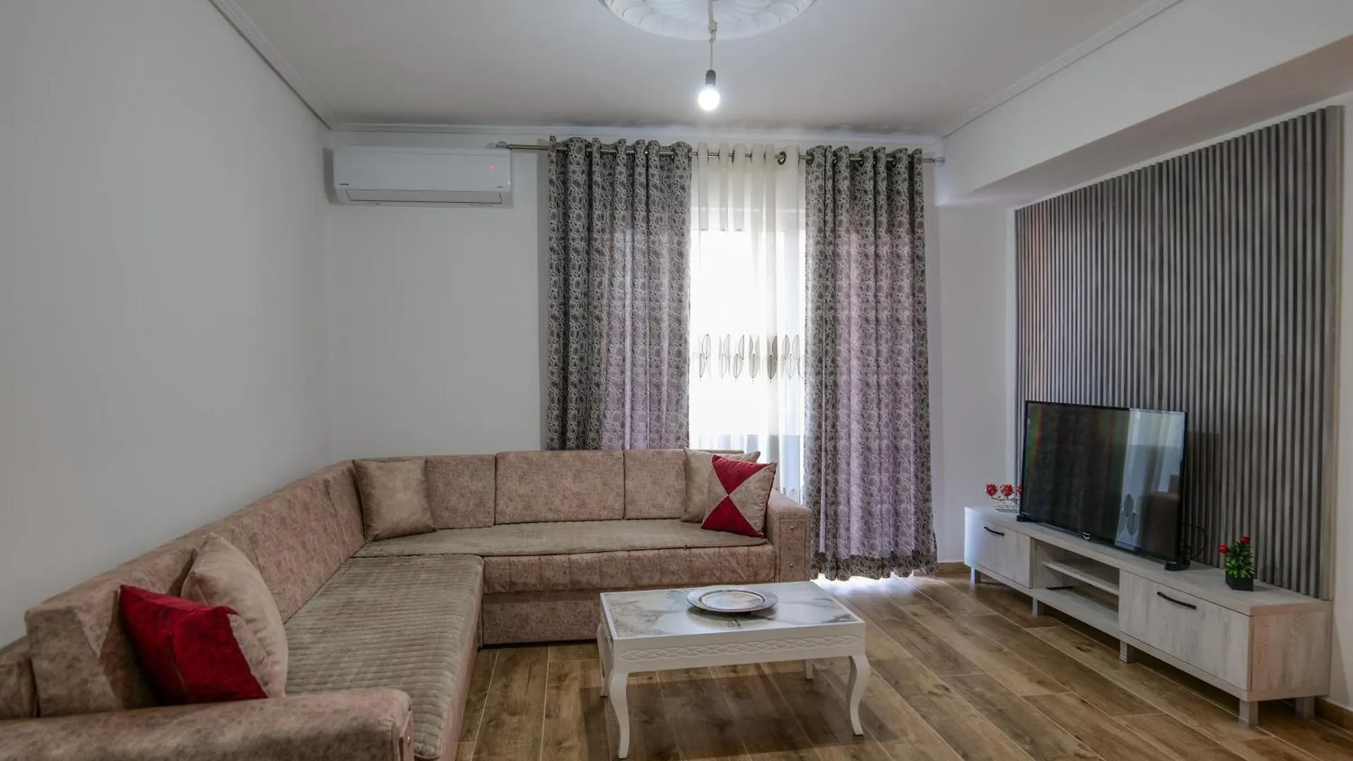 Ledjo City Flats Sarandë 公寓